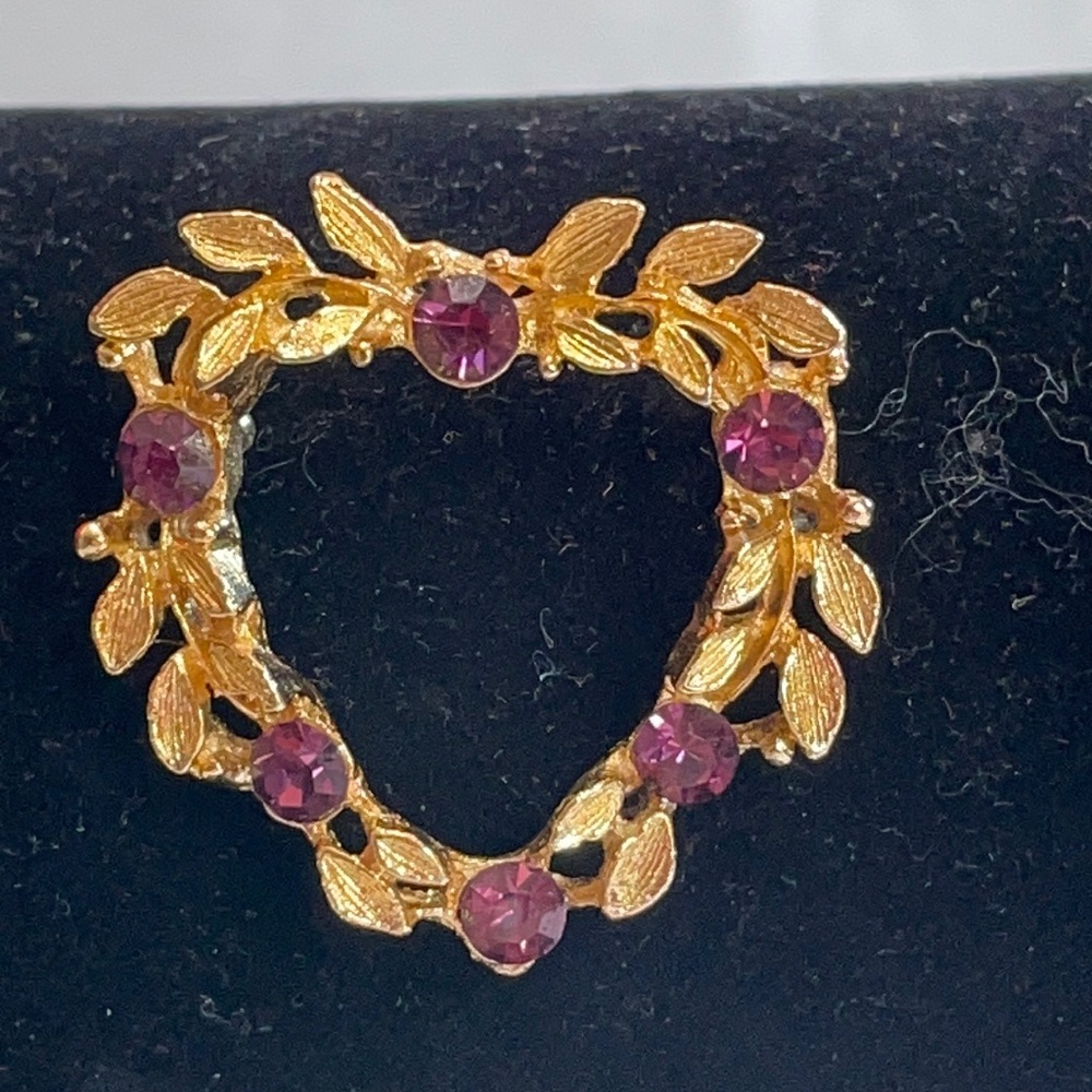 Vtg gold tone and purple crystal heart shaped leaf brooch 1.25”
